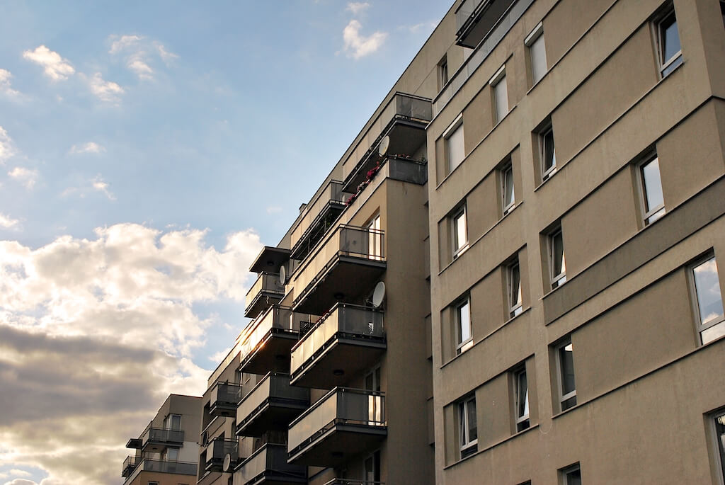 Mieszkanie komunalne po śmierci mamy a własne M w innym mieście – kiedy gmina odmówi kontynuacji najmu?