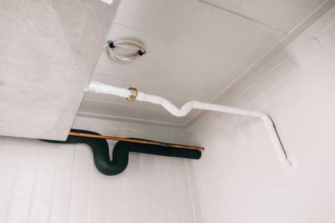 Rura kanalizacyjna przechodzi przez moje mieszkanie, co mogę zrobić