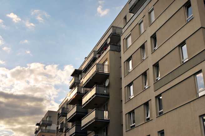 Mieszkanie komunalne po śmierci mamy a własne M w innym mieście – kiedy gmina odmówi kontynuacji najmu?