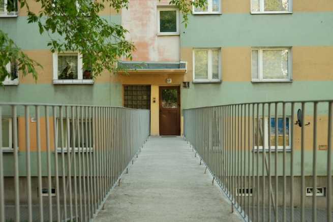 Eksmisja z domu rodzinnego – kiedy można nakazać opuszczenie lokalu uciążliwemu domownikowi?