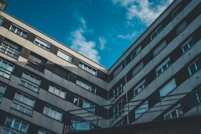 Kto ponosi koszty utrzymania mieszkania odziedziczonego przez kilku spadkobierców?