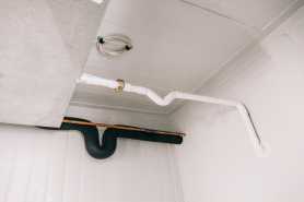 Rura kanalizacyjna przechodzi przez moje mieszkanie, co mogę zrobić