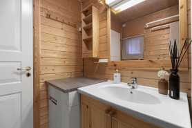 Drewniane szafki pod umywalkę - trwałe i stylowe rozwiązanie do łazienki!